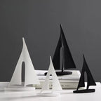 Resin Segelbåt Skulptur Set – Dekorativ Borddekoration I Vit Och Svart