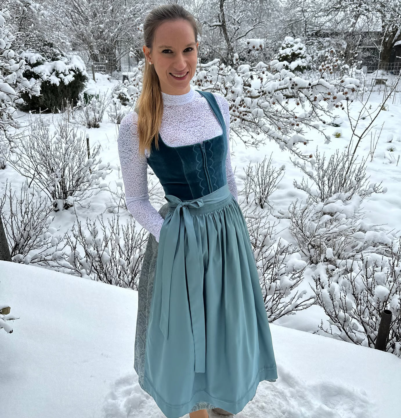 Dam Dirndlklänning i Bomullsblandning | Normal Passform Traditionell Klänning med Förkläde och Folkmönster | Festivaler & Evenemang | Olsson