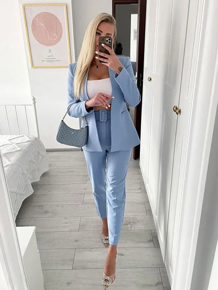 Kerinauia | Klassisk Damblazer & Slim-Fit Byxor – Elegant Affärsdräkt För Damer