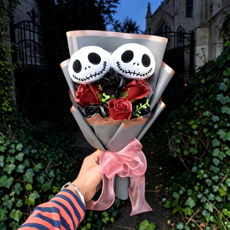 Halloween Plyschkaraktärsbukett i Bomull | Svarta Figurer med Dekorativa Rosor | Temaarrangemang för Säsongsdekoration & Presenter | Olsson